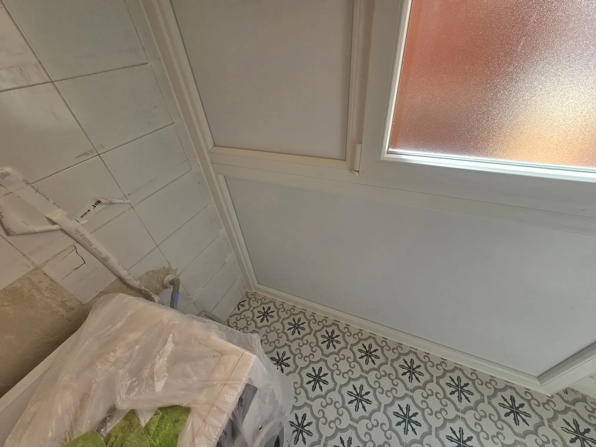 Cerramiento de balcón y ventana en aluminio blanco en Madrid - CERRAMIENTO 4